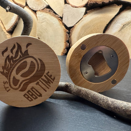 🍖 Flaschenöffner „It’s BBQ Time“ aus Bambus
