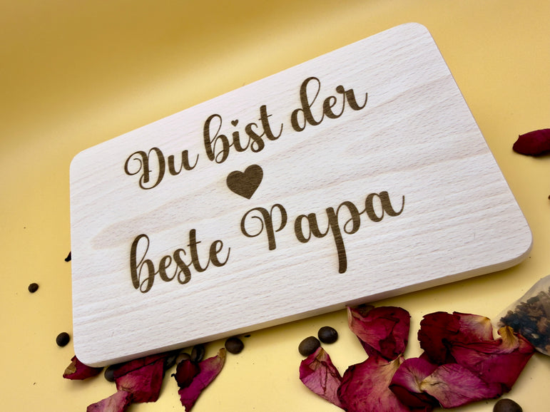 Nahansicht der Lasergravur auf hellem Buchenholz Frühstücksbrett